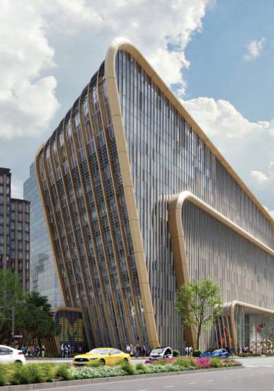 Modernes, geschwungenes Bürogebäude mit goldenen Fassadenelementen, Bäumen, Autos und Fußgängern vor blauem Himmel.